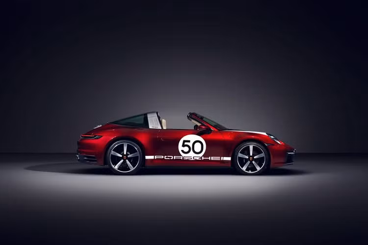 Điểm đáng chú ý trên mẫu xe Porsche 911 Targa 4S Heritage Design Edition là màu sơn ngoại thất quyến rũ Cherry Metallic kết hợp với logo vàng. Màu đỏ sẫm là màu ngoại thất rất phổ biến những năm 50, điển hình là các màu sắc của Porsche 356 cũng mang màu đỏ như Pascha Red, Ruby Red và Polyantha Red.