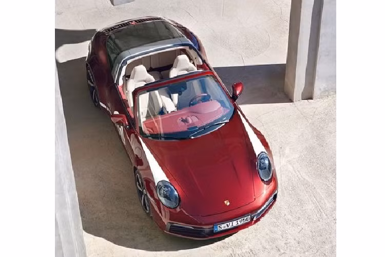 Sự giao thoa giữa truyền thống và hiện đại thể hiện trên huy hiệu Porsche lấy cảm hứng thiết kế từ năm 1963 đặt trên nắp ca-pô, vô-lăng, chính giữa các mâm xe và chìa khóa xe. Ngoài ra, dấu ấn lịch sử này cũng được dập nổi trên phần tựa đầu ghế và bọc chìa khóa bằng da. Các chi tiết ấn tượng khác trên phiên bản này là gá kẹp phanh màu đen đặc trưng, bộ mâm xe độc quyền Carrera Exclusive Design có kích thước 20 inch ở bánh trước và 21 inch ở bánh sau.