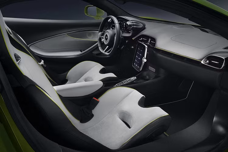 Xe cũng được trang bị hệ thống McLaren Track Telemetry để kích hoạt các chức năng như kiểm soát độ lệch đường và hỗ trợ kiểm soát drift, phần mềm thông tin giải trí OTA có thể cập nhật.