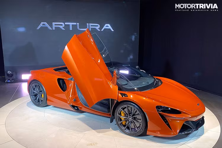 Artura có động cơ đặt giữa phía sau, hệ dẫn động cầu sau. Nền tảng MCLA được thiết kế lại hoàn toàn bởi các kỹ sư tại Trung tâm Công nghệ McLaren Composites và mất 4 năm để phát triển.