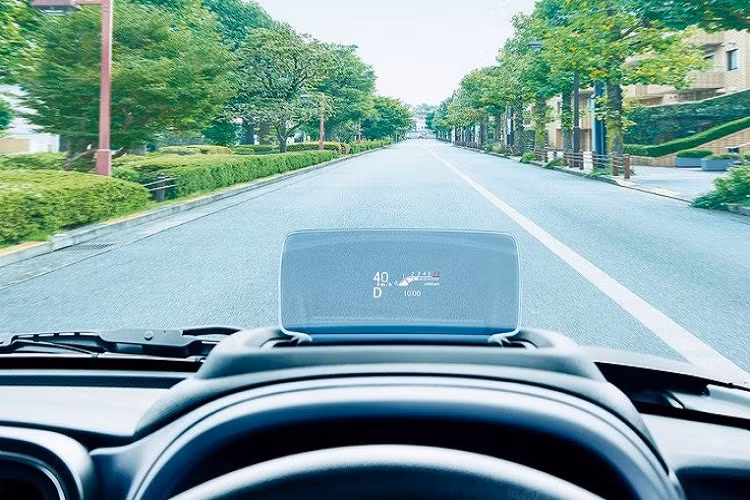 Tuy nhiên, xe cũng được trang bị vô lăng mới, tích hợp phím chỉnh âm lượng hoặc kết nối Bluetooth. Đằng sau vô lăng, bảng đồng hồ có thêm màn hình LCD nhỏ nằm ngang, tạo cảm giác phức tạp hơn.