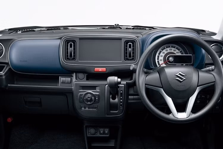 Bên trong Suzuki Alto 2022 là không gian nội thất với 2 hàng ghế. Vì là xe giá rẻ, xe chỉ có ghế bọc nỉ màu xanh đậm và không hề đi kèm bệ tì tay trung tâm. Ngoài ra, xe cũng không có phanh tay điện tử và tính năng tự động giữ phanh tạm thời như nhiều mẫu xe đang bán trên thị trường. Thay vào đó, xe vẫn dùng phanh tay chỉnh cơ truyền thống.