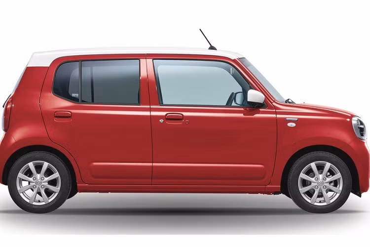 Ở thế hệ mới, Suzuki Alto 2022 được phát triển dựa trên cơ sở gầm bệ Heartect. Nhờ đó, nội thất của xe cao hơn 50 mm và rộng hơn 45 mm. Ngoài ra, khoảng mở của cửa xe cao hơn 25 mm và rộng hơn 20 mm, giúp người dùng ra/vào dễ dàng hơn.