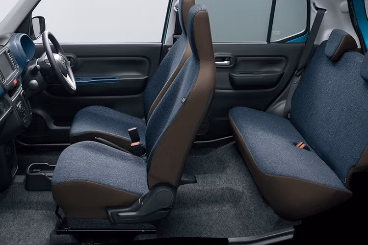 Ở bên sườn, Suzuki Alto 2022 được bổ sung bộ vành nhôm 14 inch với thiết kế 7 chấu mới, cửa sổ khá lớn và ốp gương ngoại thất sơn màu giống nóc xe. Vòng về phía sau, chúng ta sẽ thấy cụm đèn hậu nằm dọc, ôm lấy hai góc đuôi xe và cản sau có thiết kế đơn giản.