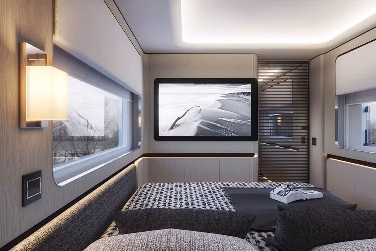 Một số trang bị tiêu chuẩn bao gồm pin năng lượng mặt trời, máy phát điện, lò vi sóng, máy rửa bát, tủ lạnh dung tích 224 lít, máy giặt và máy sấy, bồn chứa nước ngọt 1000 lít, TV cỡ 55 inch với hệ thống âm thanh của Bose trong cả phòng chính cũng như phòng ngủ. Bạn cũng nhận được một cái dù che nắng chạy điện kích thước 6,3 x 3,5 mét với cảm biến gió.