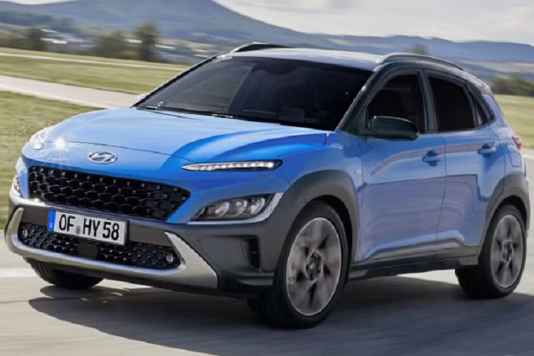 Ở bản nâng cấp giữa đời, những thay đổi rõ nét nhất nằm ở phần đầu xe. Hyundai đã trang bị đèn LED ban ngày được đồ họa mới, ốp chắn gầm mạnh mẽ và lưới tản nhiệt màu đen được thu gọn lại bên trên với các họa tiết mắt lưới kiểu mới. Logo Hyundai được dời lên trên. Ngoài ra, Hyundai Kona 2021 cũng trang bị đèn pha kiểu mới dạng xếp lớp. Đặc biệt, trên nắp capo đã lược bỏ đi khe gió kéo dài như ở thế hệ cũ.