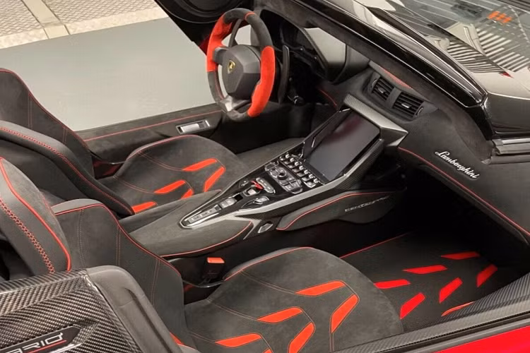 Trong tiếng Italy, Centenario có nghĩa là "100 năm" hay "thế kỷ". Lamborghini phát triển Centenario trên nền tảng Aventador SV với số lượng 40 chiếc, chia đều cho 2 bản Coupe và Roadster. Giá xe Lamborghini Centenario khi xuất xưởng lên đến 1,9 triệu USD (khoảng 42,9 tỷ đồng) cho phiên bản mui cứng và 2,4 triệu USD (khoảng 54,4 tỷ đồng) cho phiên bản mui trần.