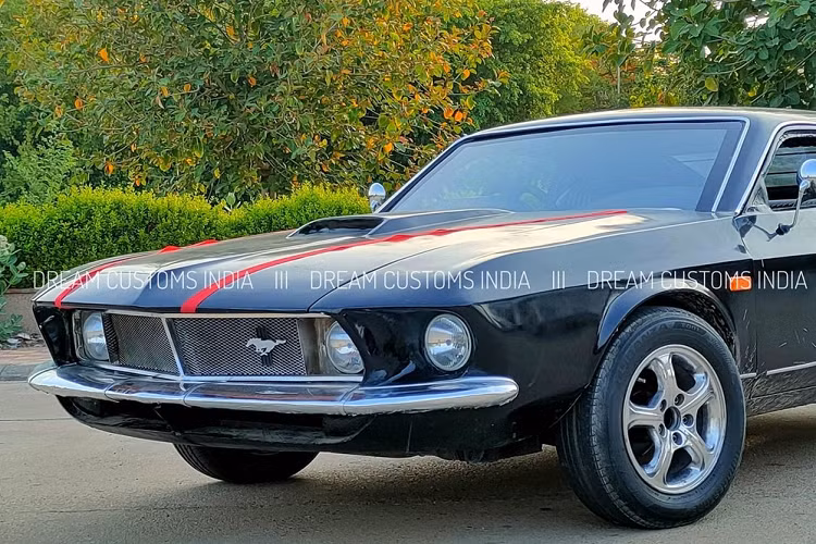 Cụ thể, công ty độ xe Dream Customs Ấn Độ mới đây có chia sẻ hình ảnh về dự án biến đổi một chiếc Hyundai Accent thành Ford Mustang 1969.