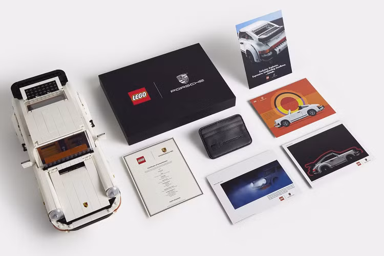 Những bộ lắp ráp Porsche 911 đặt hàng sớm sẽ được Lego tặng kèm giấy chứng nhận phiên bản giới hạn, ví đựng thẻ có logo Porsche và 4 mẫu poster quảng cáo. Số lượng cụ thể của gói quà tặng này không được công bố.