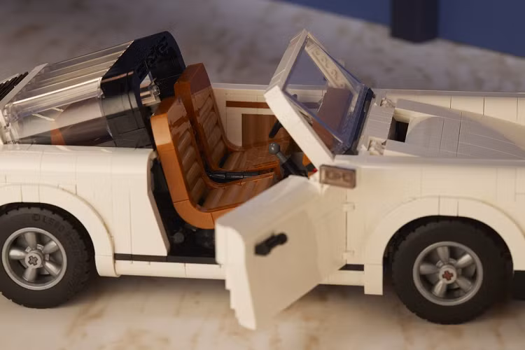 Giá bán Porsche 911 từ Lego khới điểm từ 150 USD. Một số khách hàng đặc biệt của Lego có thể mua trước từ tháng 2, thời điểm bán đại trà sẽ bắt đầu vào tháng 3.