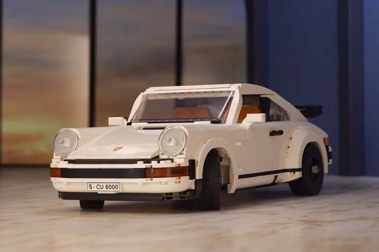 Lego vừa ra mắt bộ lắp ráp mới dựa trên thiết kế của mẫu siêu xe Porsche 911 (tên mã 930). Sản phẩm này được khuyến cáo phù hợp với người chơi từ 18 tuổi bởi độ phức tạp của mô hình gồm 1.458 mảnh ghép.