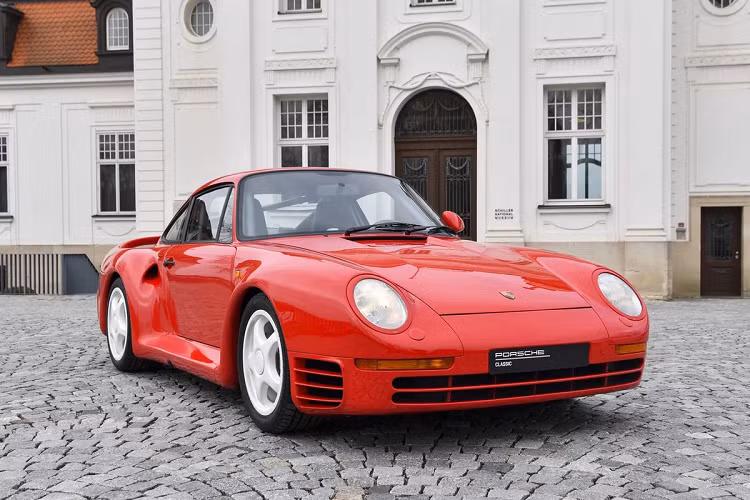 Chiếc xe gắn với tên tuổi Bill Gates nhiều nhất là Porsche 959 - mẫu xe có công nghệ tiên tiến nhất vào những năm 80. Porsche 959 sử dụng động cơ tăng áp kép 6 xy-lanh 2.8L, cho công suất 444 mã lực, mô-men xoắn 500 Nm. Xe có khả năng tăng tốc 0-100 km/h trong 4 giây và tốc độ tối đa 320 km/h. Đây là những con số khủng khiếp vào những năm 1980. Ảnh: DriveTribe.