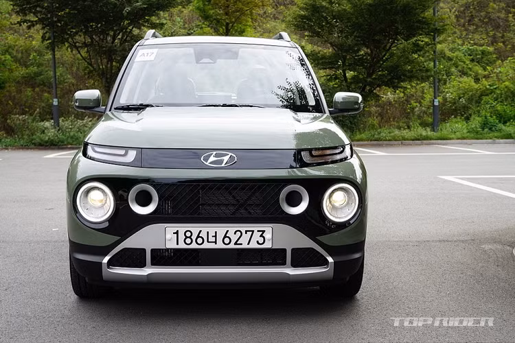 Sau khi đọc những bình luận này, đại diện của hãng Hyundai đã lên tiếng giải thích. Theo đại diện của hãng xe Hàn Quốc, sở dĩ Hyundai Casper 2022 giá đắt vì được trang bị tốt ngay từ bản tiêu chuẩn.