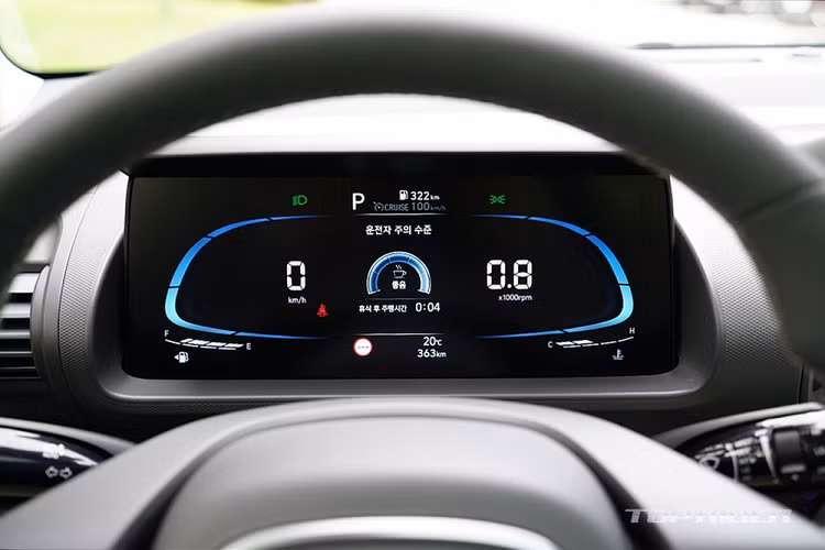 Với kích thước nhỏ, Hyundai Casper 2022 chỉ được trang bị nội thất 4 chỗ ngồi. Bù lại, ghế sau của xe có thể dịch lên phía trước hoặc phía sau trong khoảng cách 160 mm và ngả 39 độ. Khoang hành lý của xe có thể tích 301 lít nếu hàng ghế sau dịch lên phía trước. Khi 2 ghế bên phải gập xuống, người dùng có thể chở đồ dài 2.059 mm.