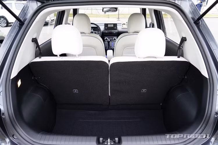 Tại thị trường Hàn Quốc, Hyundai Casper 2022 hiện có 2 tùy chọn động cơ xăng 3 xi-lanh. Đầu tiên là động cơ hút khí tự nhiên, dung tích 1.0L. tạo ra công suất tối đa 75 mã lực và mô-men xoắn cực đại 95 Nm. Lượng xăng tiêu thụ trung bình của động cơ này là 14,3 km/lít (khoảng 6,99 lít/100 km).