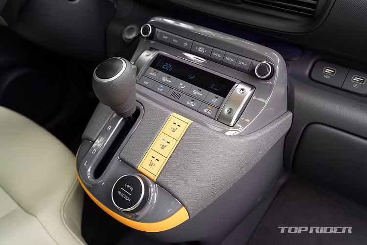 Đặc biệt, cả 4 ghế bên trong mẫu xe này đều có thể gập phẳng xuống. Hyundai Casper 2022 là mẫu xe đầu tiên trên thế giới có thể gập ghế lái. Ngoài ra, mẫu SUV hạng A này còn có một số trang bị tiện nghi khác như hệ thống thông tin giải trí đi kèm tính năng thanh toán không tiền mặt Hyundai CarPay mới, tính năng ra lệnh bằng giọng nói cho phép người lái chỉnh điều hòa mà không cần dùng tay và bảng đồng hồ kỹ thuật số.
