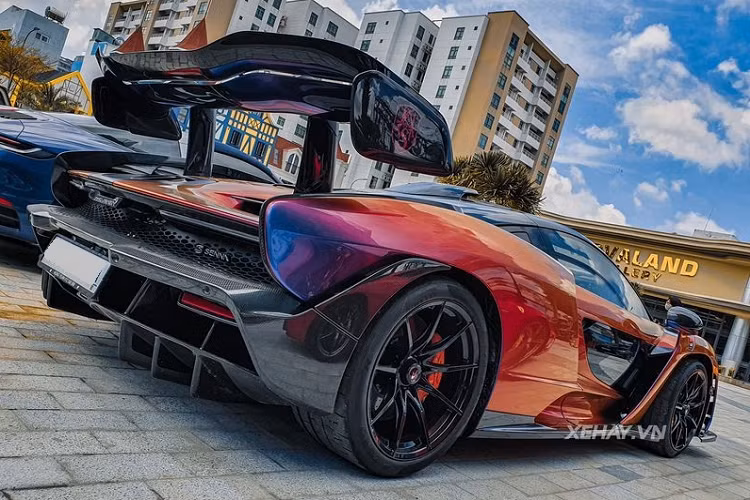 Ngoài chương trình sơn đặc biệt, McLaren Senna của đại gia ngành thẩm mỹ còn có loạt chi tiết cá nhân hóa đáng chú ý khác như nắp ca-pô sợi carbon, bộ mâm 9 chấu đơn, cùm phanh vàng, phanh gốm hiệu suất cao bằng carbon...