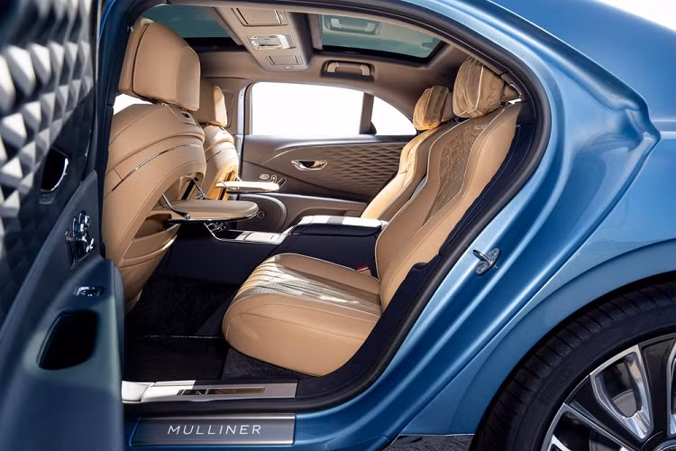 Thứ hai là động cơ xăng V8, tăng áp kép, dung tích 4.0L, tạo ra công suất tối đa 550 mã lực và mô-men xoắn cực đại 770 Nm. Động cơ cho phép xe tăng tốc từ 0-100 km/h trong thời gian 4,1 giây và đạt vận tốc tối đa 318 km/h.
