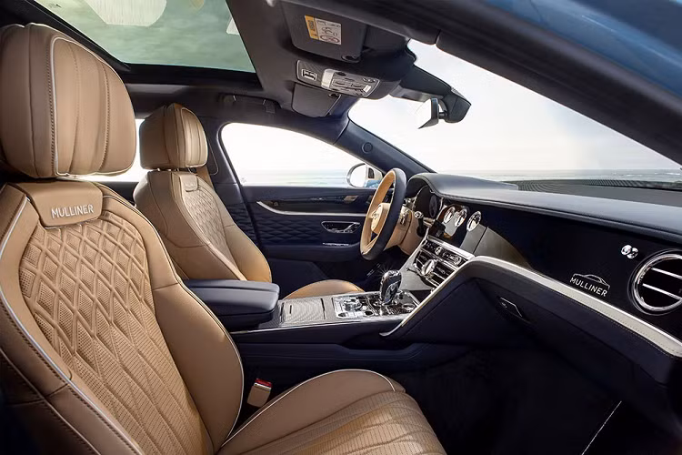 Tiếp đến là đồng hồ xem giờ Mulliner màu bạc, bảng đồng hồ kỹ thuật số với màn hình LED, màn hình thông tin giải trí dạng cảm ứng 12,3 inch, bộ bàn đạp thể thao, vô lăng 3 chấu phối 2 màu và có tính năng sưởi cũng như cửa sổ trời toàn cảnh Panorama. Màn hình trung tâm của xe có thể xoay vào bên trong để ẩn đi khi không cần dùng đến.