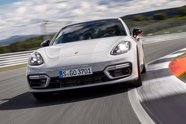 Tiếp đến là Porsche Panamera GTS phiên bản mới với khối động cơ bi-turbo V8 tạo ra 473 mã lực và 620 Nm lực momen xoắn. Theo Porsche, mặc dù sử dụng bộ tăng áp, nhưng khối động cơ trên GTS đã được hiệu chỉnh để có khả năng hoạt động giống như động cơ hút khí tự nhiên thông thường.