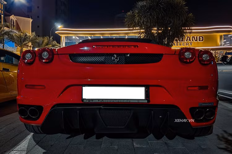 Chi tiết đáng chú ý trên F430 Spider chính là phần mui xếp điện bọc vải màu đen, tương phản với lớp sơn đỏ Rosso Corsa đặc trưng của Ferrari. F430 Spider là một trong những dòng xe mui trần cuối cùng sở hữu phần mui xếp bọc vải. Tương tự như chiếc 360 Spider, nắp động cơ của F430 Spider được làm từ kính trong suốt, để lộ “vẻ đẹp” của một trong những khối động cơ tiêu biểu nhất của Ferrari.