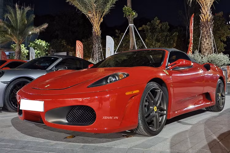 “Trái tim” của Ferrari F430 Spider tại Việt Nam là cỗ máy V8 4.3L sản sinh công suất 483 mã lực và mô-men xoắn cực đại 465 Nm kết hợp với hộp số sàn 6 cấp F430 Spider có thể tăng tốc từ 0-96 km/h trong 3,6 giây trước khi cán vận tốc tối đa 300 km/h.
