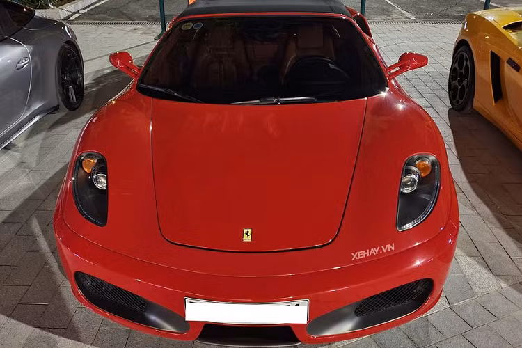 “Ngoại hình” ấn tượng của siêu xe Ferrari F430 Spider là thành quả của sự hợp giữa Pininfarina và Ferrari. Phần đầu xe được lấy cảm hứng từ mẫu xe đua huyền thoại 156 Dino Sharknose với hai hốc gió lớn sơn đen ở cản trước. “Cặp mắt” của Ferrari 430 Spider có tạo hình khá đơn giản với đèn pha bi-xenon, đèn LED chạy ngày và đèn báo rẽ.