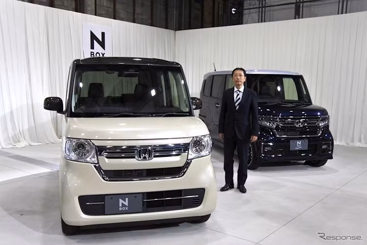 Ngày 25/12/2020 vừa qua, hãng Honda đã chính thức tung phiên bản mới của mẫu xe kei car ăn khách N-Box ra thị trường quê nhà Nhật Bản. Đây chính là mẫu xe từng giữ vị trí ôtô bán chạy nhất tại thị trường Nhật Bản trong 3 năm liên tiếp là 2017, 2018 và 2019. Chỉ tính riêng trong năm 2019, đã có tổng cộng 253.000 chiếc Honda N-Box giá rẻ được bán cho khách hàng Nhật Bản.