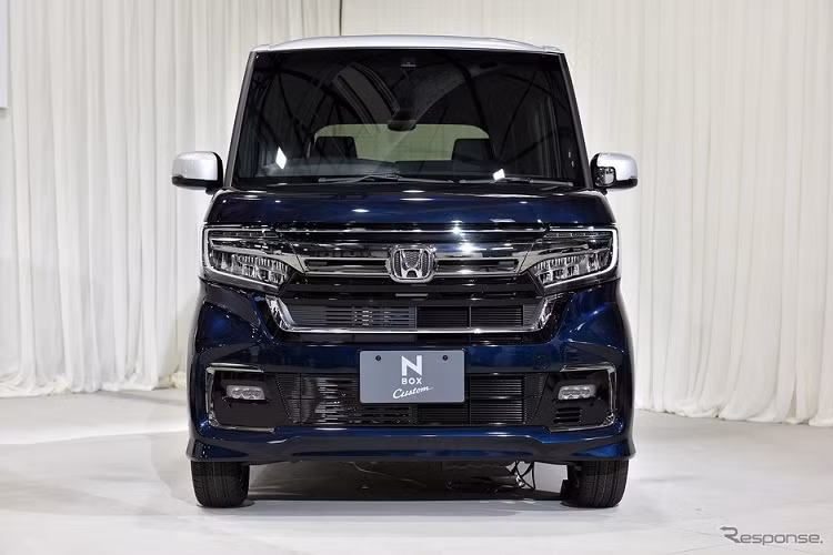 Tương tự trước đây, Honda N-Box 2021 cũng có phiên bản tiêu chuẩn và Custom. Ở phiên bản thường, Honda N-Box 2021 mang trên mình thiết kế đơn giản và thực dụng hơn. Theo đó, xe được bổ sung cụm đèn pha và lưới tản nhiệt mới. Riêng hốc gió trung tâm trên cản trước được bổ sung nẹp mạ crôm ở giữa. Đặc biệt, biển số trước của xe sẽ được lắp lệch sang bên phải, cạnh hốc gió trung tâm.