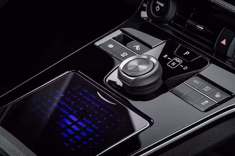 Thú vị hơn là thiết kế đuôi xe của Toyota bZ4X với cụm đèn hậu nối với nhau bằng dải đèn LED thanh mảnh ở giữa. Ngay bên trên dải đèn LED này là cánh gió nhỏ màu đen dù Toyota bZ4X đã có cánh gió mui. Ngoài ra, hãng Toyota còn trang bị ốp màu đen bóng, ăn sâu vào chắn bùn sau, cho cụm đèn hậu.