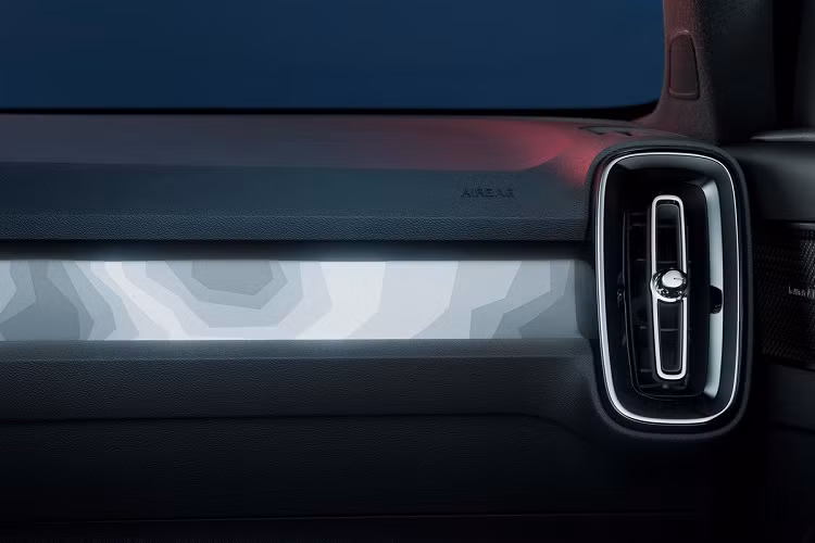 Bên trong, C40 có nội thất gần như tương đồng với XC40 Recharge. Tuy nhiên, khách hàng có thể tùy chọn các chủ đề màu sắc, vật liệu và chi tiết trang trí cho chiếc SUV này. Trong đó, một số tùy chọn được dành riêng cho C40. Là mẫu xe xanh, C40 không được trang bị vật liệu da, thay vào đó là các loại vật liệu tái chế hoặc thân thiện với môi trường.