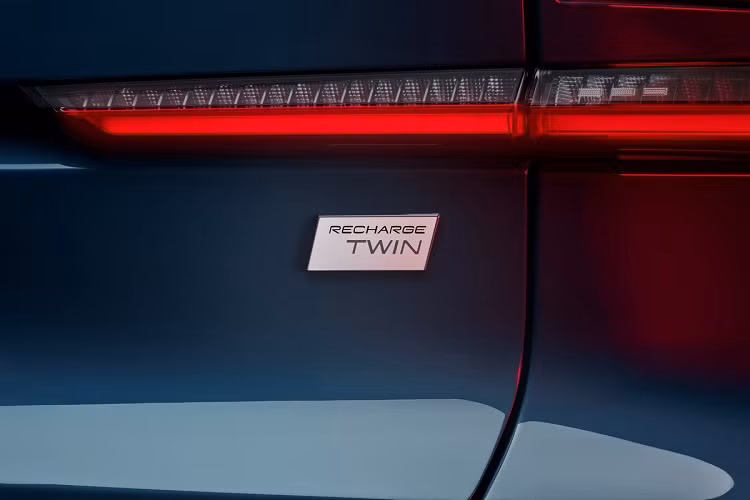 Volvo trang bị cho C40 hệ truyền động tương tự XC40 Recharge nhưng không công bố thông số chi tiết. Trên XC40 Recharge, 2 động cơ điện đặt trên 2 trục cho ra tổng công suất 402 mã lực và mô-men xoắn 660 Nm. Xe có khả năng tăng tốc 0-100 km/h trong vòng 5 giây, tốc độ tối đa 180 km/h.