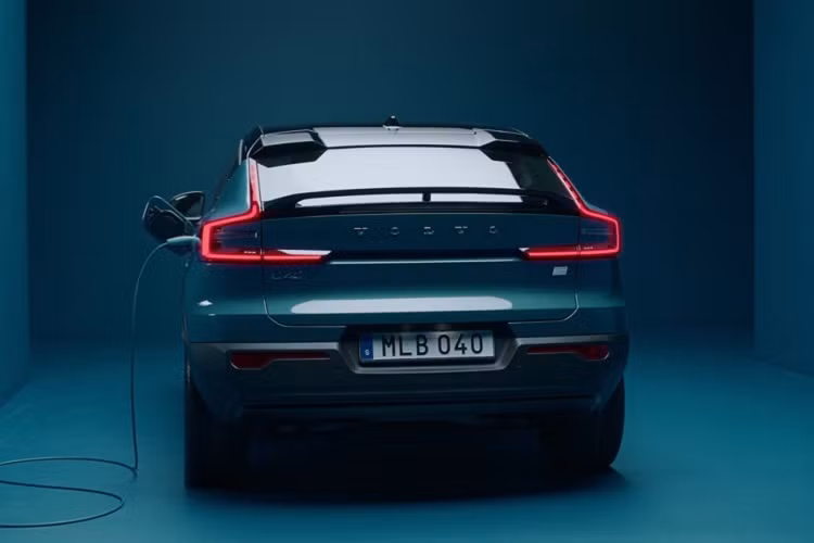 Kiểu dáng tổng thể khá giống với XC40 nhưng Volvo C40 hoàn toàn mới vẫn có nét thiết kế riêng. Nổi bật là phần đầu xe. Khu vực lưới tản nhiệt truyền thống nay được thay bằng một mặt phẳng với khe hở bên dưới. Khe hở này vừa giúp làm mát động cơ điện vừa tăng tính khí động học cho xe.