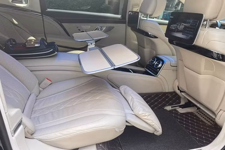 Không những thế, chiếc xe siêu sang Mercedes-Maybach S450 4Matic rao bán với giá gần 5,9 tỷ đồng này còn sở hữu màu sơn ngoại thất rất đẹp mắt đó là bộ áo xanh lục bảo cho ra màu xanh lá đậm rất ấn tượng khi đi ngoài nắng nhưng trong bóng râm nhìn lướt qua lại cho ra màu đen.