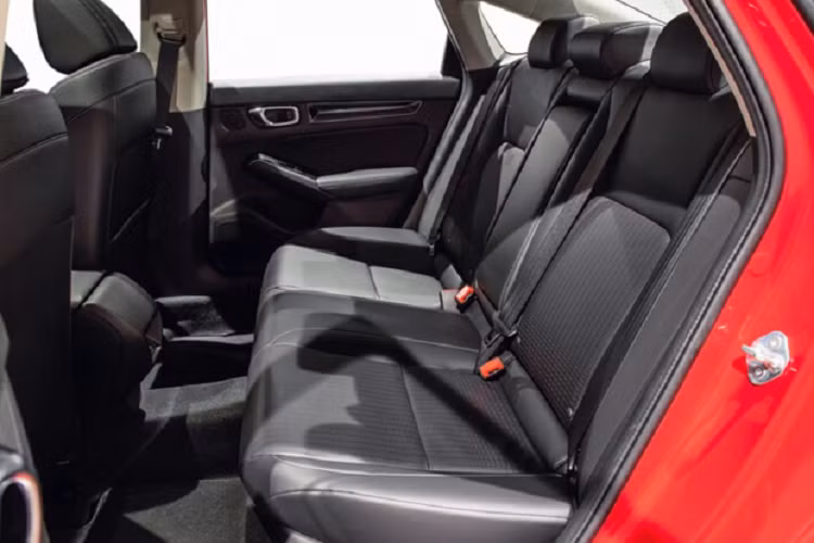 Honda Civic 2022 còn có lựa chọn màn hình cảm ứng màu HD 9 inch mới ở các phiên bản cao hơn, tương tự như Accord, Odyssey, Pilot và Passport. Ngoài ra, xe còn được trang bị sạc điện thoại không dây tương thích Qi. Hệ thống giải trí với dàn âm thanh cao cấp của Bose với 12 loa (Touring) sử dụng công nghệ “Dynamic Speed Compensation” tự động điều chỉnh âm lượng và giai điệu dựa trên tốc độ của xe và hơn nữa.