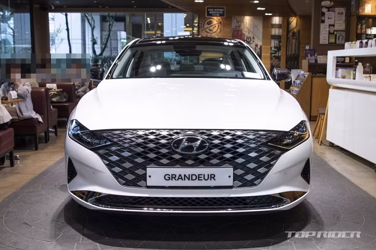 Như thông tin đã đưa, ngoài 3 bản Premium, Exclusive và Calligraphy có từ trước, mẫu xe sang Hyundai Grandeur 2021 tại thị trường Hàn Quốc có thêm bản Le Blanc đặc biệt mới. Trong tiếng Pháp, cái tên Le Blanc này có nghĩa là "màu trắng". Bản thân chiếc Grandeur Le Blanc 2021 được trưng bày tại đại lý cũng khoác bộ cánh ngoại thất màu trắng muốt.