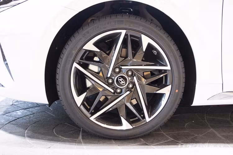 Mở nắp ca-pô của Hyundai Grandeur Le Blanc 2021, khách hàng Hàn Quốc sẽ thấy 1 trong 2 loại động cơ. Đầu tiên là động cơ xăng V6, dung tích 3.3L với công suất tối đa 294 mã lực và mô-men xoắn cực đại 343 Nm.