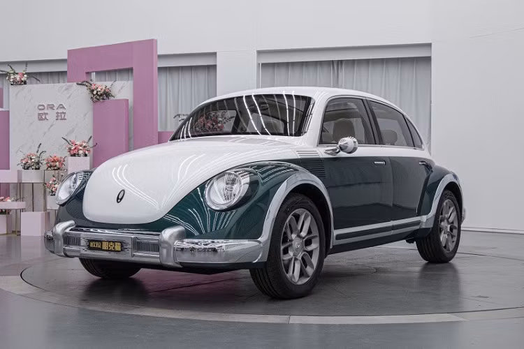 Tại triển lãm Ô tô Thượng Hải 2021 diễn ra vào tháng 4 năm nay, thương hiệu con ORA của hãng Great Wall đã gây bất ngờ khi trưng bày mẫu xe concept mới mang tên Punk Cat. Đến nay, thương hiệu Trung Quốc này tiếp tục tung ra hình ảnh của Punk Cat phiên bản thương mại. Tương tự phiên bản concept, ORA Punk Cat 2021 mới có thiết kế ngoại thất gợi liên tưởng đến mẫu xe huyền thoại Volkswagen Beetle. Tuy nhiên, so với Beetle, mẫu ôtô Trung Quốc này có nhiều hơn 2 cửa.