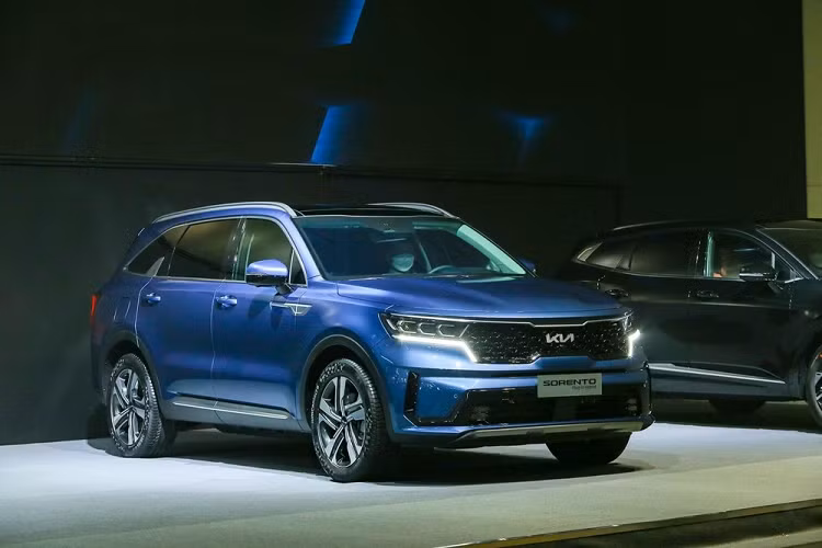 Trong loạt xe được THACO lên kế hoạch ra mắt vào đầu năm sau, Kia Sorento PHEV 2022 mới (xe hybrid có cổng sạc để nạp năng lượng) sẽ là mẫu xe đến với khách Việt sớm nhất, vào khoảng đầu tháng 3/2022. Xe vẫn sẽ có hệ thống đèn full LED, mâm hợp kim 19 inch cũng như bảng đồng hồ kỹ thuật số và màn hình giải trí 10,25 inch trong phần nội thất
