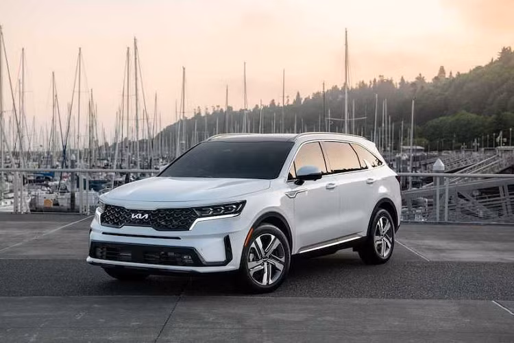 Điểm mạnh của hệ thống truyền động plug-in-hybrid này chính là khả năng tiêu thụ nhiên liệu chỉ 2,97 lít/100km, tương đương với một mẫu xe máy tay ga phổ thông và trong trường hợp chỉ sử dụng mô-tơ điện, Kia Sorento PHEV 2022 có thể chạy được quãng đường lên tới 52 km.