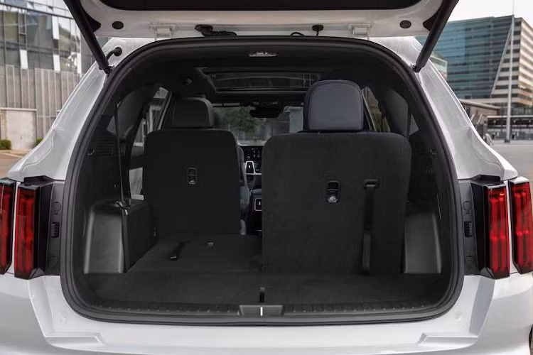 Về mặt trang bị an toàn, mẫu SUV này cũng có nhiều công nghệ hấp dẫn như camera 360 độ, cảnh báo va chạm sớm, cảnh báo chệch làn đường và hỗ trợ giữ làn đường.