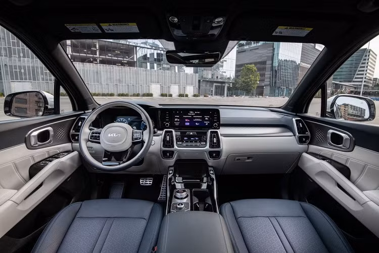 Cách đây không lâu, cụ thể là vào giữa tháng 8 vừa qua, Kia Sorento PHEV cũng mới được ra mắt thị trường Mỹ. Xe được trang bị động cơ xăng, 4 xi-lanh, tăng áp, dung tích 1.6L kết hợp với mô-tơ điện và pin lithium-ion 14 kWh cho tổng công suất lên tới 261 mã lực và mô-men xoắn cực đại đạt 350 Nm.