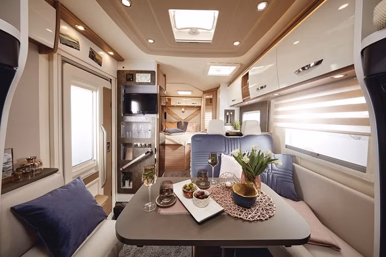 Bên cạnh hệ thống phanh và đèn pha, khung gầm của Mercedes-Benz còn mang đến cho chiếc motorhome này lợi thế để trang bị các hệ thống hỗ trợ người lái vốn chỉ có sẵn trên xe hơi đô thị. Trải nghiệm cầm lái một chiếc motorhome giờ đây trở nên mượt mà và thư giãn hơn với đèn pha tự động, hỗ trợ giữ làn và chuyển làn.