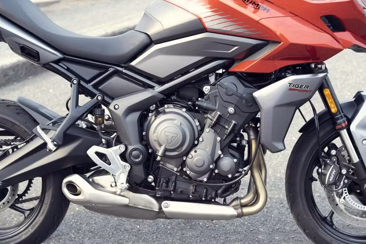 Ở trang bị công nghệ, Triumph Tiger Sport 660 sở hữu hệ thống chống bó cứng phanh ABS, hệ thống kiểm soát lực kéo. Các thông số này đều được hiển thị trên màn hình màu TFT đa năng bên cạnh các thông số cơ bản khác. Nhờ có màn hình này mà người lái có thể kết nối với điện thoại thông minh để hiển thị tính năng định vị dẫn đường, điều khiển camera GoPro, chỉnh nhạc và nhận cuộc gọi.