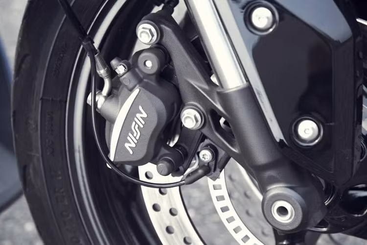 Về trang bị, Triumph Tiger Sport 660 2022 sở hữu hệ thống chiếu sáng full LED, hệ thống treo gồm cặp phuộc trước hành trình ngược kích thước 41 mm và giảm xóc đơn phía sau. Đi kèm là bộ vành đúc kích thước 17 inch cùng bộ lốp Michelin Road 5, phanh đĩa đôi 310 mm ở trước và đĩa đơn 255 mm phía sau.