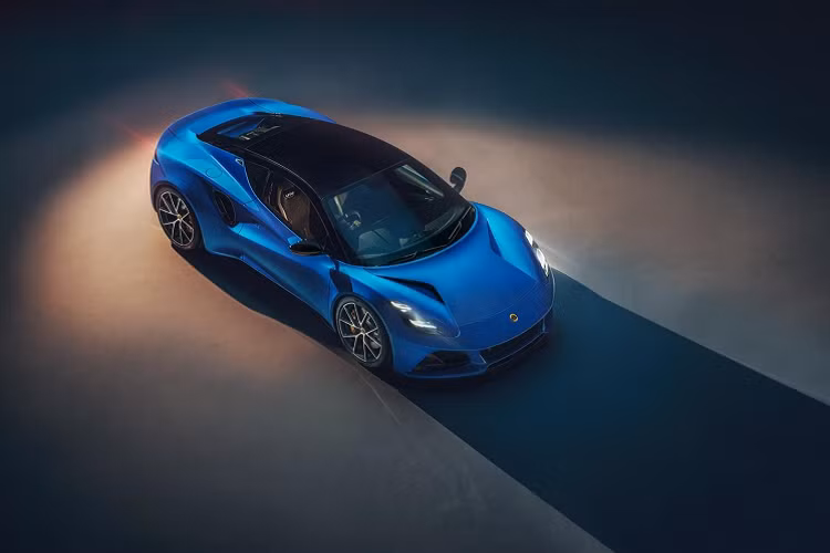 Sở hữu ngoại hình đẹp mắt, nhưng điểm gây chú ý nhất của Lotus Emira lại là khoang lái. Thay vì sử dụng màn hình độ của hãng thứ 3 như Evora, xe thể thao Lotus Emira trang bị màn hình giải trí dạng cảm ứng kích thước 10.25 inch tương thích kết nối Android Auto và Apple CarPlay. Phía sau vô lăng của xe là màn hình kỹ thuật số khác có kích thước lớn hơn hiển thị các thông số của xe.