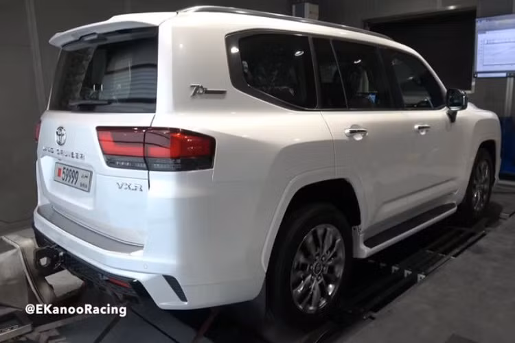 Kết hợp với hộp số tự động 10 cấp, sức mạnh mới giúp Land Cruiser 2022 có thể tăng tốc từ 0 - 100 km/h trong 6,7 giây.