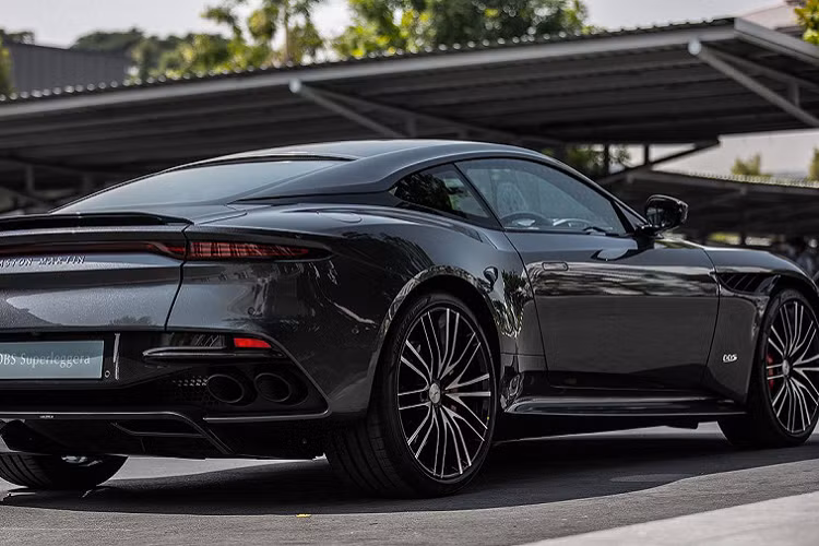 Phiên bản bán ra lần này sử dụng các vật liệu nhẹ như nhôm và carbon. Những chi tiết làm từ sợi carbon giúp DBS Superleggera nhẹ hơn khoảng 30 kg so với DB11, nếu lắp đặt gói giảm khối lượng, nó nhẹ hơn khoảng 70 kg.