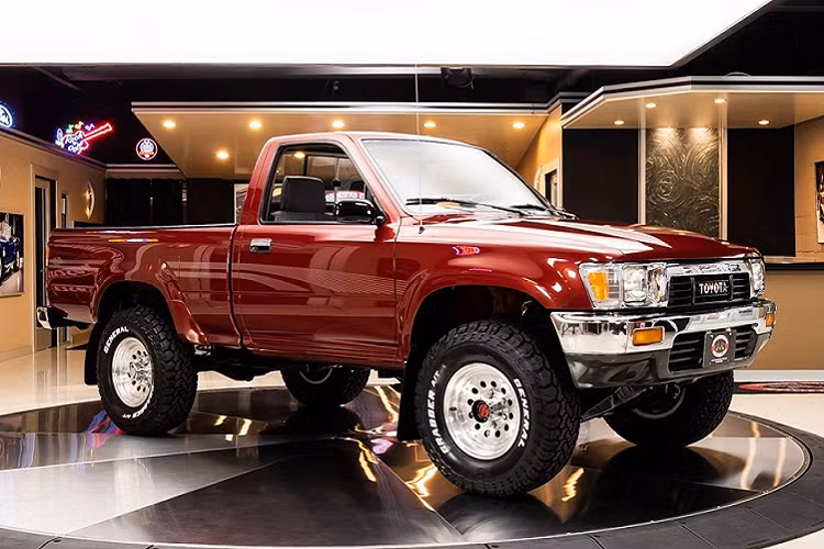  Bán tải Toyota Hilux ra mắt lần đầu tiên vào tháng 3 năm 1968 và đến nay dòng xe bán tải này đã trải qua gần 8 thế hệ. Theo tìm hiểu, cái tên Hilux mang ý nghĩa là Cao - “High” và “Luxury” - Sang Trọng.