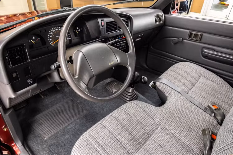 Chiếc Hilux đời 1991 này sở hữu màu sơn “zin” Đỏ (Medium Red Pearl) còn đẹp và trong tình trạng tốt. Xe còn đầy đủ các tem và logo bên ngoài ngoại thất. Ngoại thất chiếc bán tải hầu như không có dấu vết đâm đụng hay cọ quẹt cho thấy nó chưa từng được sử dụng để chở hàng hoá nặng nề.